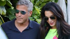 George Clooney a jeho snoubenka Amal Alamuddinová na soukromé akci v Malibu