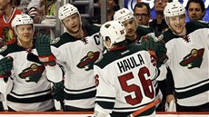 Erik Haula z Minnesoty pijímá gratulace spoluhrá ke gólu. 