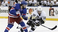 Brandon Sutter z Pittsburghu (vpravo) a Mats Zuccarello z New York Rangers