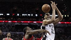 Tima Duncana ze San Antonia (vpravo) fauluje Wesley Matthews z Portlandu. Tima Duncana ze San Antonia (vpravo) fauluje Wesley Matthews z Portlandu.