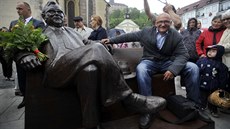Tvrce nové bronzové laviky Josefa kvoreckého v Náchod socha Josef Faltus.