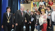 Prezident Milo Zeman cestoval po kraji i loni v kvtnu. Takto ho vítali lidé v Peticích na Plzesku.