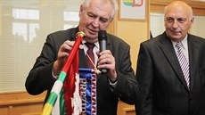 Prezident Milo Zeman v pátek ukonil tídenní návtvu Plzeského kraje. Na poslední zastávce ve Zbirohu dostal jako dárek ko regionálních potravin.