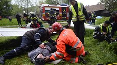 Figuranti, kteří představovali zraněné a měli přesné instrukce. Tento muž... Figuranti, kteří představovali zraněné a měli přesné instrukce. Tento muž...