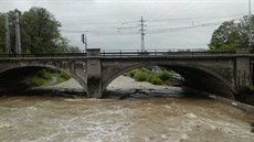 elezniní most pes rozbouenou Bevu ve Valaském Meziíí.