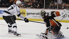 Jeff Carter z Los Angeles pekonává anaheimského gólmana Johna Gibsona.