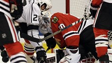 Chicagský gólman Corey Crawford likviduje anci Jarreta Stolla z Los Angeles.