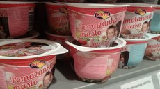 Pomazánkové máslo si v Česku nekoupíte, na Slovensku ano. Pomazánkové máslo si v Česku nekoupíte, na Slovensku ano.