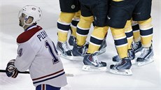 Tomáš Plekanec (vlevo) z Montrealu odjíždí na střídačku. Bostonské oslavy... Tomáš Plekanec (vlevo) z Montrealu odjíždí na střídačku. Bostonské oslavy...