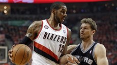 LaMarcus Aldridge (vlevo) z Portlandu uniká kolem Tiaga Splittera ze San...