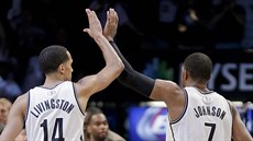 Shaun Livingston a Joe Johnson z Brooklynu oslavují, jejich tým míí k výhe...