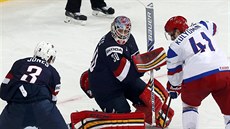 Ruský hokejista Nikolaj Kuljomin se gólov prosazuje v duelu se Spojenými státy.