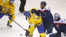 Gustav Nyquist (vlevo) střílí první švédský gól proti Slovensku. Gustav Nyquist (vlevo) střílí první švédský gól proti Slovensku.