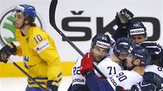 Sloventí hokejisté slaví trefu Martina Marinina proti védsku.