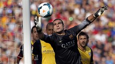 MÁM! Gólman Barcelony Jose Manuel Pinto chytá pokus Atlética Madrid.