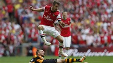 PESKOÍM T. Aaron Ramsey z Arsenalu (nahoe) se skluzem Davida Meylera z...