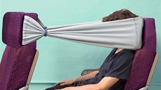 Šílený nápad, jak mít v letadle soukromí. Dan Noyberg a Gal Bulka jsou autory... Šílený nápad, jak mít v letadle soukromí. Dan Noyberg a Gal Bulka jsou autory...