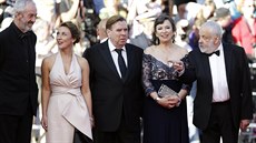 Na erveném koberci v Cannes pózují (zleva)hlavní fotograf Dick Pope, hereka...