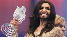 Conchita Wurst s vítznou trofejí (Eurovize 2014)