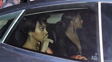 Po incidentu ve výtahu Beyoncé odjela ve voze se sestrou Solange  (6. kvtna