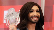 Vítzka Eurovize Conchita Wurst po píletu dom (Víde, 11. kvtna 2014)