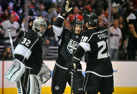 Hokejisté Los Angeles Jonathan Quick, Slava Vojnov a Jarret Stoll (zleva) slaví...