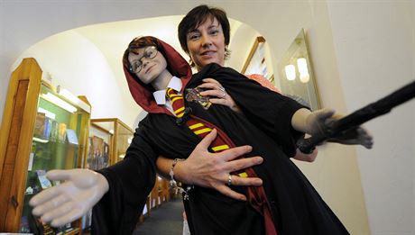 Kurátorka výstavy Jolana Horáková s figurinou Harryho Pottera
