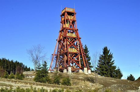 Kopie zaniklé rozhledny na Smrku stojí na Moravském kopci v Holovicích.