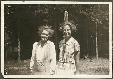 Milena Jesenská (vlevo) s maminkou Stai Fleischmannové v roce 1925