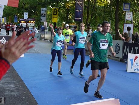 Ruku v ruce po modrém koberci a do cíle, takto si uily závr plmaratonu v...