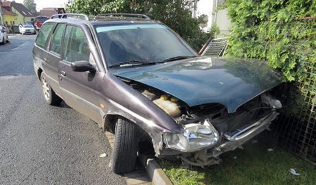 Devatenáctiletý mladík bez idiáku pehlédl zaparkované auto. Narazil do nj a...