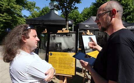 Martin Doua a Jan Pelouek v mobilním studiu Pamti národa v Karlových Varech.