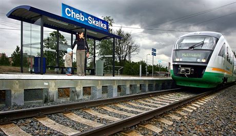 Trolej vede jen do stanice Cheb-Skalka, dál u mohou jen motorové vlaky nebo dieselové lokomotivy.