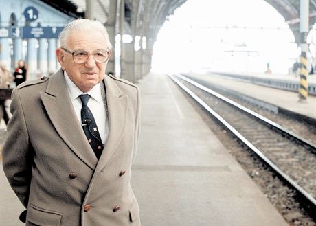 TADY TO BYLO. Nicholas  Winton stojí na peron hlavního nádraí v Praze, odkud...