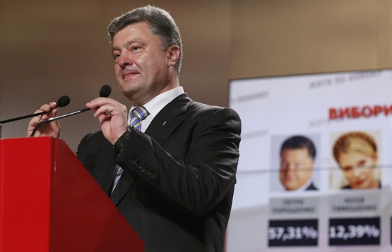 Ukrajinský miliardá Petro Poroenko hovoí ke svým píznivcm poté, co mu...