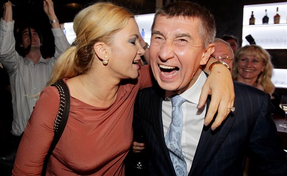 Andrej Babi s partnerkou slaví výsledky voleb do europarlamentu (25. kvtna...