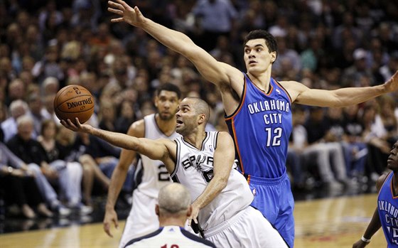 Tony Parker zakonuje stelou spodem. Jeho pokus jet zkouí zablokovat Steven...