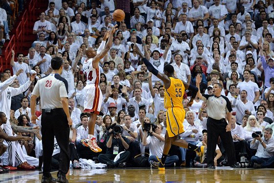 Ray Allen z Miami a jeho úspná stela za ti body. Roy Hibbert z Indiany...