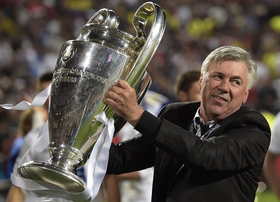 ASTNÁ CHVÍLE. Carlo Ancelotti s trofejí pro vítze Ligy mistr.