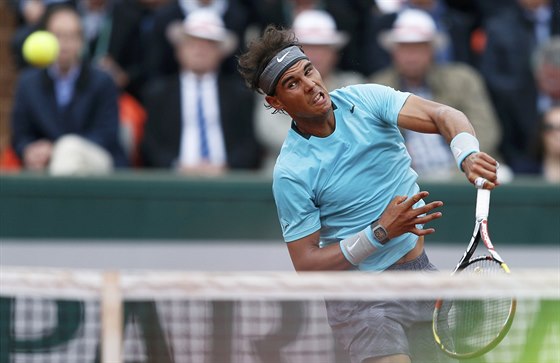 Rafael Nadal v první kole Roland Garros podává v utkání s Robby Gineprim.