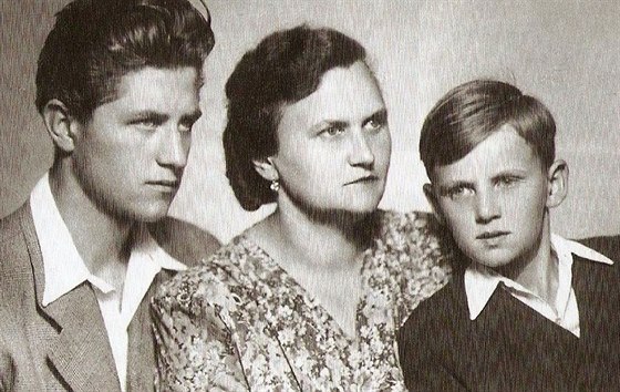 Miilan Kroupa (vpravo) na snímku s bratrem Ladislavem a matkou