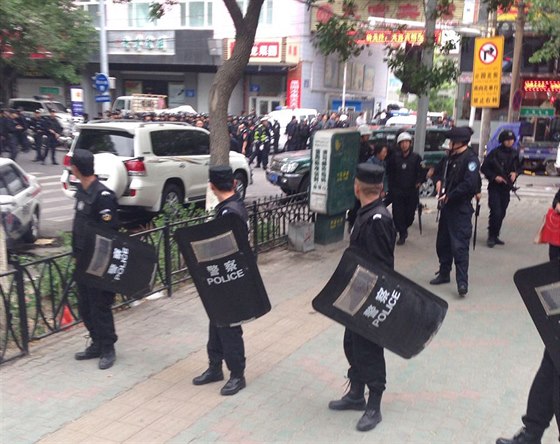 Policisté v ujgurské metropoli Urumi zablokovali pístup do oblasti, jí...