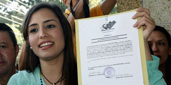 Patricia Ceballosová s certifikátem, jen potvrzuje její volební vítzství ve...