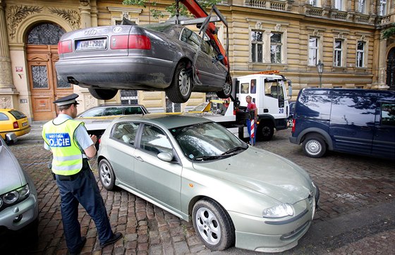 Poslanci chtjí zabránit tomu, aby jim policie nechala odtahovat jejich auta z parkovacích zón. (Ilustraní snímek)