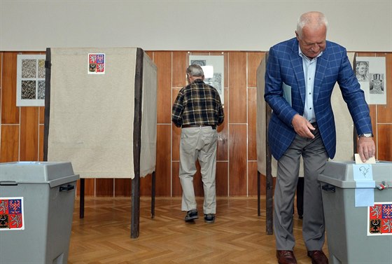 V esku skonily volby do Evropského parlamentu, exprezident Václav Klaus volil v praských Kobylisích (24. kvtna 2014).