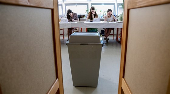 Volební komise mají pi volbách v Praze 10 hodn asu na tení a debatování, úast je slabá. Ilustraní foto