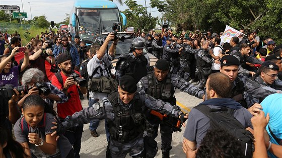 Policisté se snaí usmrnit demonstranty a uvolnit cestu týmovému autobusu s...