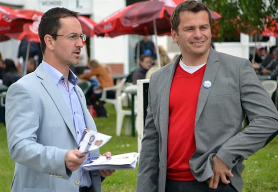 Martin Charvát agituje za hnutí ANO na pardubickém závoditi.