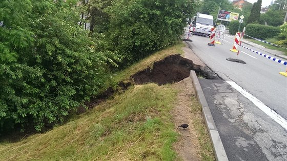 Voda po prudkém lijáku utrhla kus silnice a svahu v tebíské Velkomeziíské...