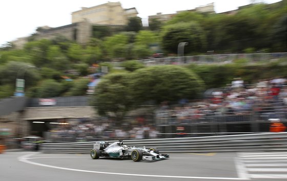 Lewis Hamilton bhem tréninku na Velkou cenu Monaka. 